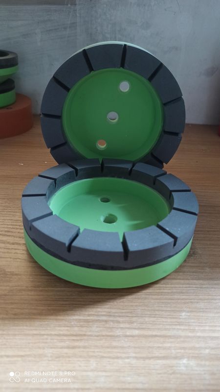 Kekerasan Putih Hijau Segmented Resin Cup Wheel Kecepatan Maksimal Lebih Rendah Dari 2800RPM Alat Penggilingan